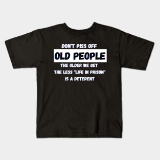 DON'T PISS OFF OLD PEOPLE - THE OLDER WE GET THE LESS LIFE Kids T-Shirt